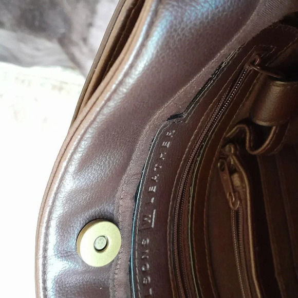 Wilson Leather Shoulder Bag - Picture 6 of 9